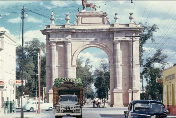 Fotografía del Arco de la Calzada de la ciudad de León, Gto.
