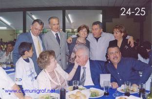Foto 24-25 - Don Jaime Novoa Aranda junto con algunos de sus familiares posando para la foto en la celebración de sus 65 años en las Artes Gráficas dentro del festejo del día del impresor 2003 de Canagraf Guanajuato realizado el 27 Septiembre 2003 en el Salón La Quinta Maravilla de la ciudad de León, Gto. México.