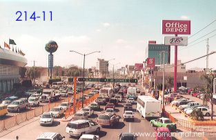 Foto 214-11 - Intenso tráfico en el Blvd. López Mateos de la ciudad de León, Guanajuato, en México.