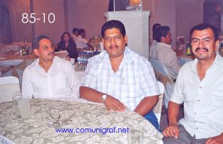 Foto 85-10 - Arturo Adona Castro (centro) con dos de sus colaboradores en la tradicional Comida Baile del día del Impresor de Canagraf Guanajuato, realizada el 24 de Septiembre 2005 en el Hotel La Nueva Estancia de la Ciudad de León, Guanajuato México.