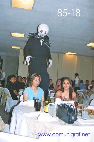 Foto 85-18 - Sandra Medina Picón (der) con el gigantón que divirtió a los asistentes en la tradicional Comida Baile del día del Impresor de Canagraf Guanajuato, realizada el 24 de Septiembre 2005 en el Hotel La Nueva Estancia de la Ciudad de León, Guanajuato México.