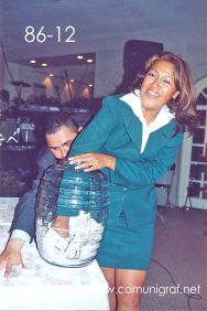 Foto 86-12 - Sacando otro boleto premiado del sorteo en la tradicional Comida Baile del día del Impresor de Canagraf Guanajuato, realizada el 24 de Septiembre 2005 en el Hotel La Nueva Estancia de la Ciudad de León, Guanajuato México.