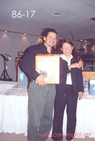 Foto 86-17 - Feliz afortunado con una cafetera eléctrica, lo entrega Delia Hernández (der) en la tradicional Comida Baile del día del Impresor de Canagraf Guanajuato, realizada el 24 de Septiembre 2005 en el Hotel La Nueva Estancia de la Ciudad de León, Guanajuato México.