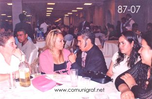 Foto 87-07 - Aquí también, el imitador de Vicente Fernández cantándole a algunas de las chicas asistentes en la tradicional Comida Baile del día del Impresor de Canagraf Guanajuato, realizada el 24 de Septiembre 2005 en el Hotel La Nueva Estancia de la Ciudad de León, Guanajuato México.