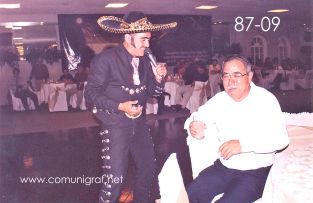 Foto 87-09 - También le cantó a los caballeros, el imitador de Vicente Fernández en la tradicional Comida Baile del día del Impresor de Canagraf Guanajuato, realizada el 24 de Septiembre 2005 en el Hotel La Nueva Estancia de la Ciudad de León, Guanajuato México.