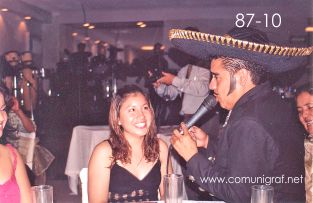 Foto 87-10 - El imitador de Vicente Fernández cantándole a una de las chicas asistentes en la tradicional Comida Baile del día del Impresor de Canagraf Guanajuato, realizada el 24 de Septiembre 2005 en el Hotel La Nueva Estancia de la Ciudad de León, Guanajuato México.