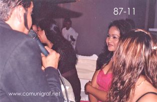 Foto 87-11 - El imitador de Vicente Fernández deleitando con su canto a las chicas asistentes en la tradicional Comida Baile del día del Impresor de Canagraf Guanajuato, realizada el 24 de Septiembre 2005 en el Hotel La Nueva Estancia de la Ciudad de León, Guanajuato México.