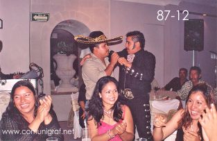 Foto 87-12 - Uno de los asistentes también se animó a cantar en compañía del imitador de Vicente Fernández en la tradicional Comida Baile del día del Impresor de Canagraf Guanajuato, realizada el 24 de Septiembre 2005 en el Hotel La Nueva Estancia de la Ciudad de León, Guanajuato México.