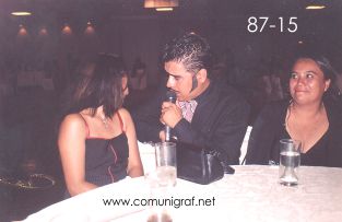 Foto 87-15 - Cantándole en exclusiva a una de las chicas asistentes, el imitador de Vicente Fernández en la tradicional Comida Baile del día del Impresor de Canagraf Guanajuato, realizada el 24 de Septiembre 2005 en el Hotel La Nueva Estancia de la Ciudad de León, Guanajuato México.