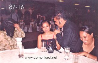 Foto 87-16 - El imitador de Vicente Fernández cantándole al oído de una de las chicas asistentes en la tradicional Comida Baile del día del Impresor de Canagraf Guanajuato, realizada el 24 de Septiembre 2005 en el Hotel La Nueva Estancia de la Ciudad de León, Guanajuato México.