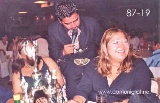 Foto 87-19 - Muchacha emocionada cuando le canta el imitador de Vicente Fernández en la tradicional Comida Baile del día del Impresor de Canagraf Guanajuato, realizada el 24 de Septiembre 2005 en el Hotel La Nueva Estancia de la Ciudad de León, Guanajuato México.