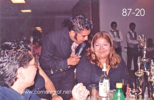 Foto 87-20 - Cantándole al oído a una de las muchachas, el imitador de Vicente Fernández en la tradicional Comida Baile del día del Impresor de Canagraf Guanajuato, realizada el 24 de Septiembre 2005 en el Hotel La Nueva Estancia de la Ciudad de León, Guanajuato México.