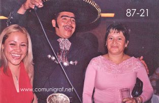 Foto 87-21 - Brenda León Acosta (izq), Imitador de Vicente Fernández y persona no identificada en la tradicional Comida Baile del día del Impresor de Canagraf Guanajuato, realizada el 24 de Septiembre 2005 en el Hotel La Nueva Estancia de la Ciudad de León, Guanajuato México.