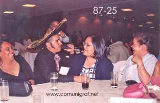 Foto 87-25 - Imitador de Vicente Fernández deleitando a las muchachas en la tradicional Comida Baile del día del Impresor de Canagraf Guanajuato, realizada el 24 de Septiembre 2005 en el Hotel La Nueva Estancia de la Ciudad de León, Guanajuato México.