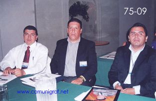 Foto 75-09 - Alejandro Hernández, Alejandro González y Jorge del Muro Hernández de Tintas Sánchez en el Encuentro Nacional de Negocios Gráficos (Pymes) realizado del 22 al 24 de Septiembre 2005 en el Hotel La Nueva Estancia de la ciudad de León, Gto. México