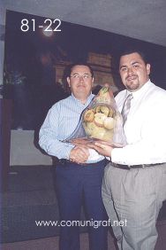 Foto 81-22 - Juan Elías Cordero (der) entregando un obsequio a nombre de la Canagraf Guanajuato a Maximiliano García Hopkins (izq) en el Encuentro Nacional de Negocios Gráficos (Pymes) realizado del 22 al 24 de Septiembre 2005 en el Hotel La Nueva Estancia de la ciudad de León, Gto. México