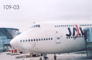 Foto 109-03 - Avión de Japan Airlines en el Aeropuerto en Vancouver Canadá - 09-Junio-2006