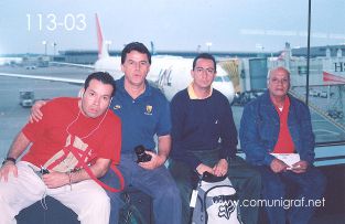 Foto 113-03 - Humberto Mata, Javier Navarro,  Alejandro Aguilera y Heliodoro Ayala en el interior del Aeropuerto de Tokio, Japón - 10-Junio-2006