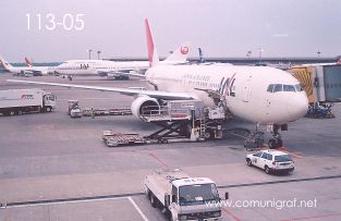 Foto 113-05 - Aviones de Japan Airlines en el Aeropuerto de Tokio, Japón - 10-Junio-2006