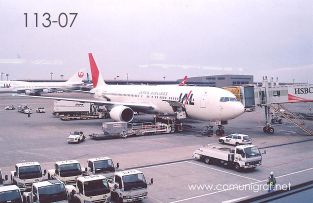 Foto 113-07 - Avión de Japan Airlines en el Aeropuerto de Tokio, Japón - 10-Junio-2006