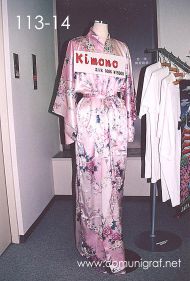 Foto 113-14 - Kimono en tienda en el interior del Aeropuerto de Tokio, Japón - 10-Junio-2006