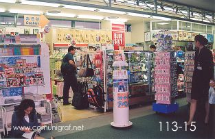 Foto 113-15 - Tienda de conveniencia en el interior del Aeropuerto de Tokio, Japón - 10-Junio-2006