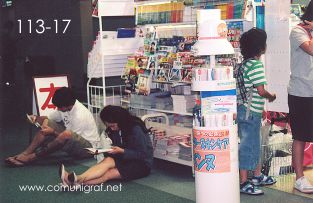 Foto 113-17 - Leyendo las revistas sin comprarlas en tienda de conveniencia en el interior del Aeropuerto de Tokio, Japón - 10-Junio-2006