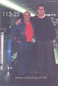 Foto 113-25 - Heliodoro Ayala y Alejandro Aguilera en el interior del Aeropuerto de Tokio, Japón - 10-Junio-2006