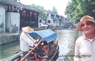 Foto 115-04 - Heliodoro Ayala en uno de los canales del pueblo viejo de Zhouzhuang, China - 11-Junio-2006