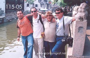Foto 115-05 - Humberto Mata, Alejandro Aguilera, Heliodoro Ayala y Javier Navarro en uno de los canales del pueblo viejo de Zhouzhuang, China - 11-Junio-2006