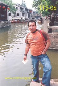 Foto 115-06 - Otra toma de Humberto Mata en uno de los canales de agua del pueblo viejo de Zhouzhuang, china - 11-Junio-2006