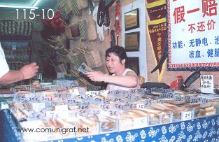 Foto 115-10 - Tienda de artesanías en el pueblo viejo de Zhouzhuang, China - 11-Junio-2006