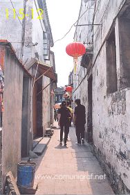Foto 115-12 - Uno de los callejones de la parte antigua del pueblo viejo de Zhouzhuang, china - 11-Junio-2006
