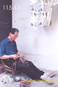 Foto 115-13 - Artesano de zapatos tejidos en uno de los callejones de la parte antigua del pueblo viejo de Zhouzhuang, china - 11-Junio-2006