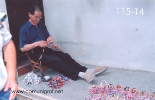 Foto 115-14 - Artesano de zapatos tejidos en el pueblo viejo de Zhouzhuang, China - 11-Junio-2006