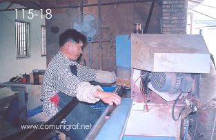 Foto 115-18 - Fabricante de cuchillos en Zhouzhuang, China - 11-Junio-2006