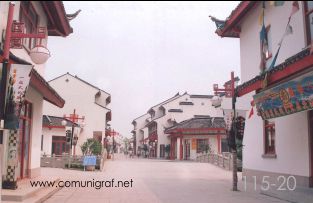 Foto 115-20 - Negocios cerrados del pueblo de Zhouzhuang, China - 11-Junio-2006
