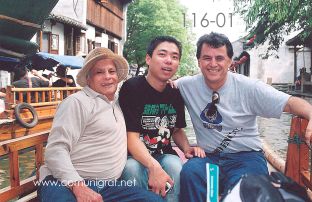 Foto 116-01 - Heliodoro Ayala, Benny (guía) y Javier Navarro en uno de los canales de agua del pueblo viejo de Zhouzhuang, China - 11-Junio-2006