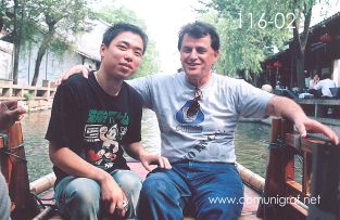 Foto 116-02 - Benny (guía) y Javier Navarro en el pueblo viejo de Zhouzhuang, China - 11-Junio-2006
