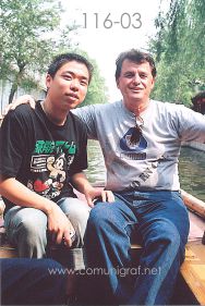 Foto 116-03 - Benny (guía) y Javier Navarro paseando en una de las lanchas para turistas en uno de los canales acuáticos del pueblo viejo de Zhouzhuang, China - 11-Junio-2006