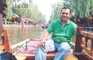 Foto 116-08 - Armando Padilla en un paseo en lancha en el pueblo viejo de Zhouzhuang, China - 11-Junio-2006
