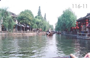 Foto 116-11 - Canal de agua amplio con lanchas en el pueblo viejo de Zhouzhuang, China - 11-Junio-2006