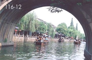 Foto 116-12 - Uno de los puentes y canales de agua en el pueblo viejo de Zhouzhuang, China - 11-Junio-2006