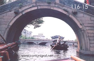 Foto 116-15 - Paseos en lancha en el pueblo viejo de Zhouzhuang, China - 11-Junio-2006