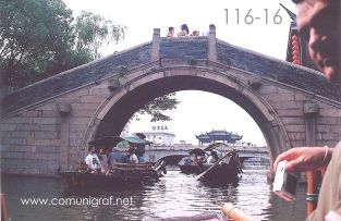 Foto 116-16 - Uno de los puentes tradicionales del pueblo viejo de Zhouzhuang, China - 11-Junio-2006