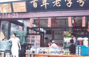 Foto 116-23 - Tienda de bebidas y antojitos en el pueblo viejo de Zhouzhuang, China - 11-Junio-2006