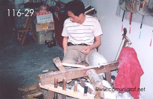 Foto 116-29 - Fabricante de artesanías en el pueblo viejo de Zhouzhuang, China - 11-Junio-2006