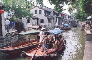 Foto 116-30 - Uno de los canales de agua y lancha en el pueblo viejo de Zhouzhuang, China - 11-Junio-2006