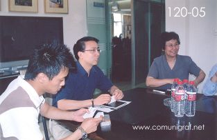 Foto 120-05 - Nick Chen Gerente de Ventas y Frank Li Gerente General de Guanghua Printing Machinery y la Señora Chen You Jun en Shanghai China - 12-Junio-2006