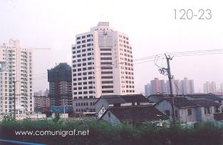 Foto 120-23 - Edificios modernos en contraste con construcciones antiguas en Shanghai, China - 11-Junio-2006